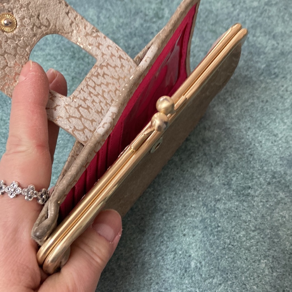 SOLDโผ๏ธ๐Genuine HOBO Beige & Gold Leather Wallet - Picture 4 of 9